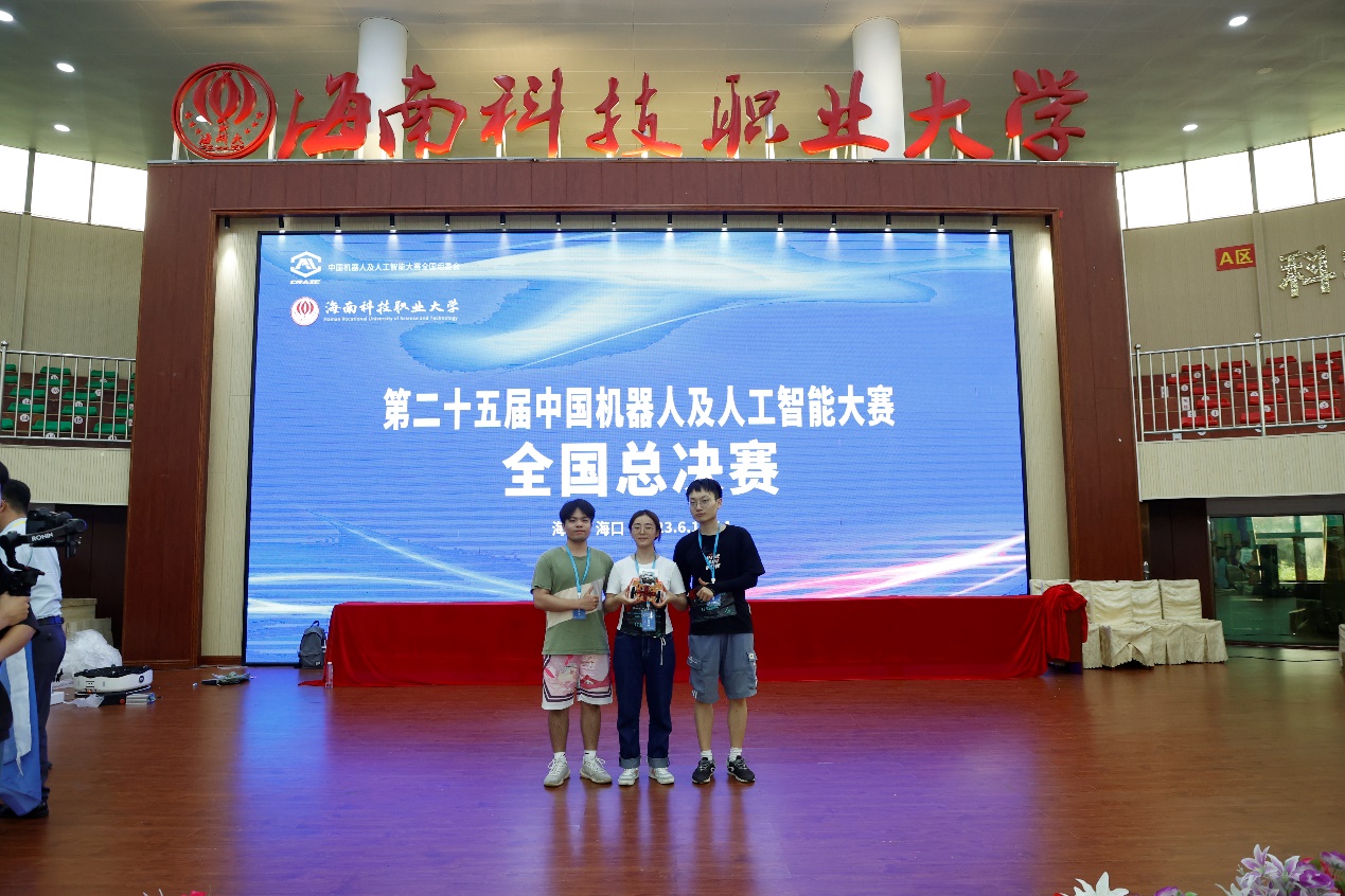 图片包含 室内, 桌子, 站, 男人描述已自动生成 图片包含 室内, 桌子, 站, 男人描述已自动生成