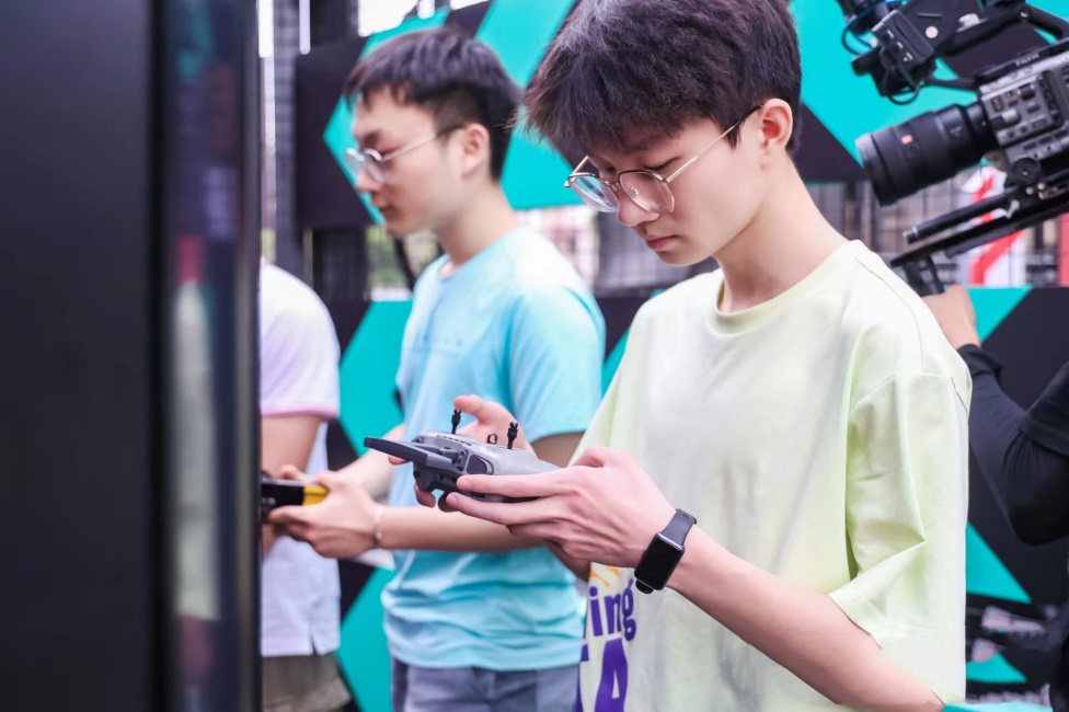 图片包含 人, 户外, 建筑, 站描述已自动生成 图片包含 人, 户外, 建筑, 站描述已自动生成
