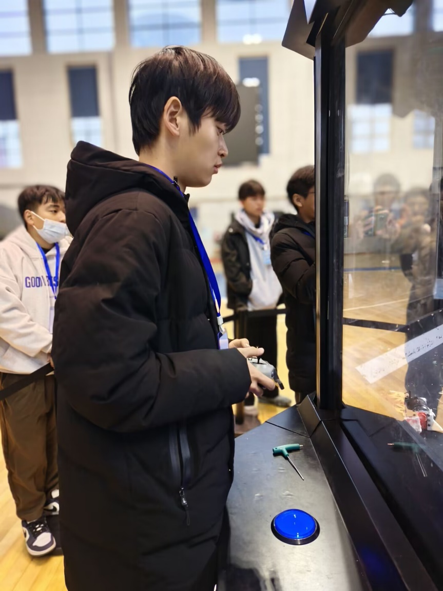 一些人站在窗户边中度可信度描述已自动生成 一些人站在窗户边中度可信度描述已自动生成